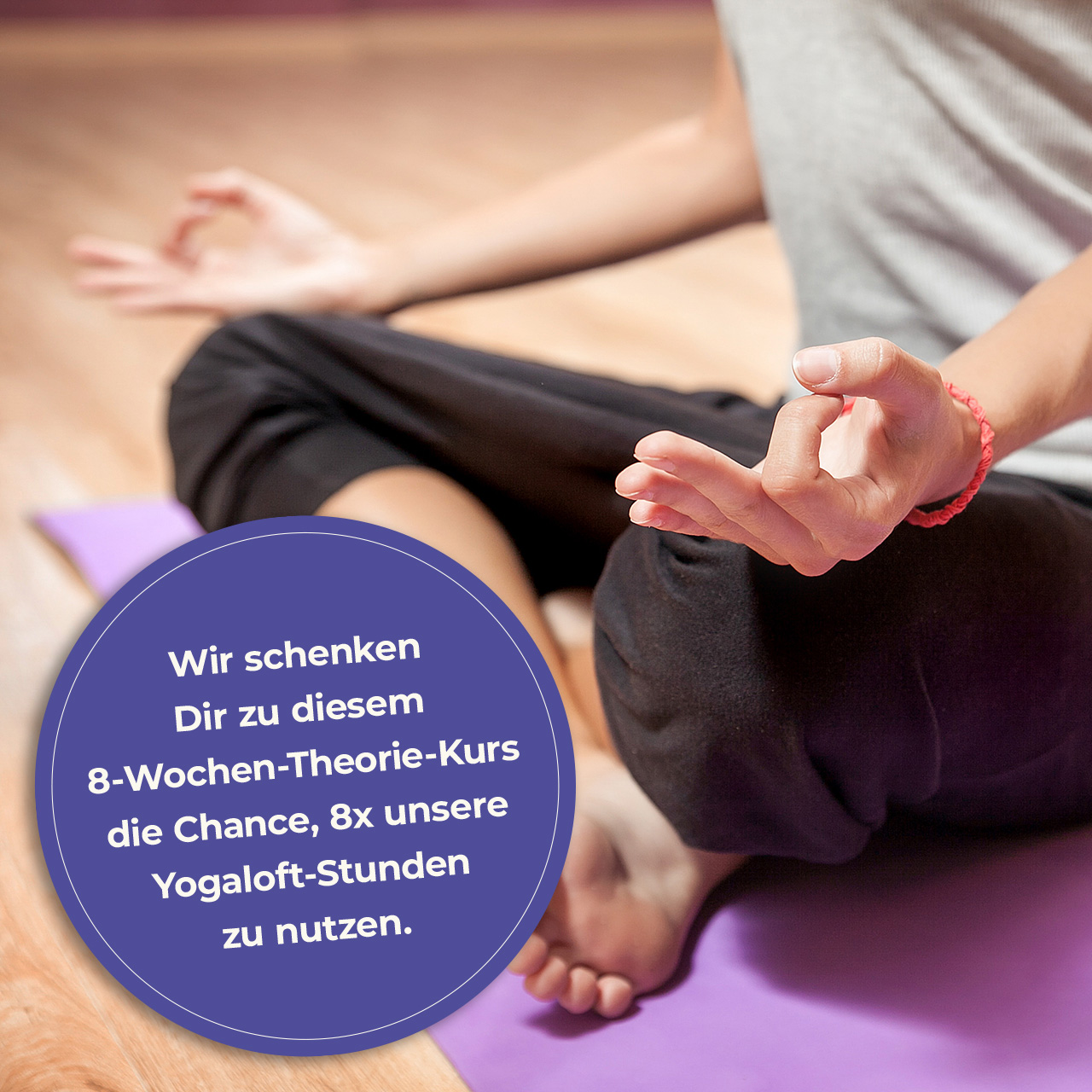 Frau in Yogaposition
